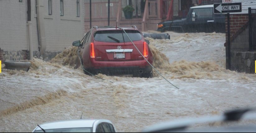 Chùm ảnh nước lũ cuồn cuộn cuốn phăng ôtô, hàng nghìn người Mỹ phải sơ tán